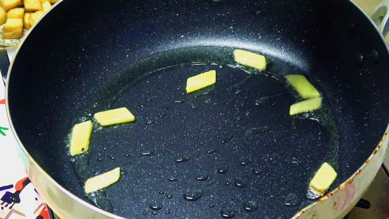 五彩牛肉粒,再起锅,倒入少许油,炒香姜片