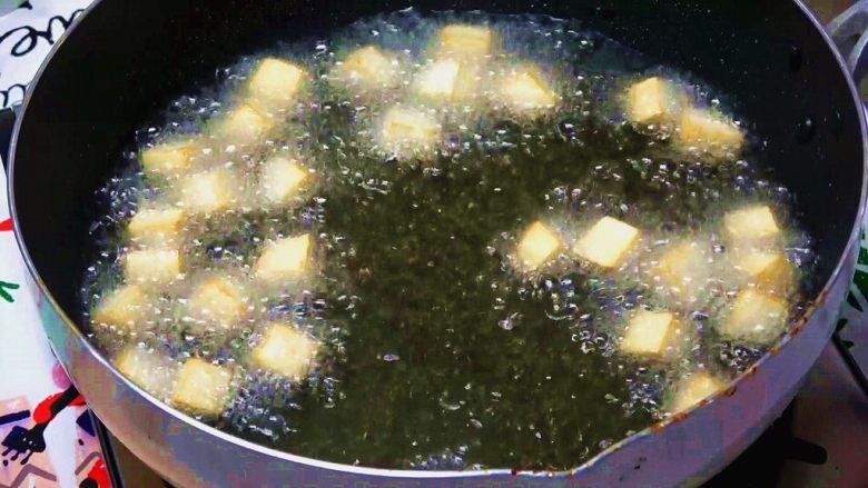 五彩牛肉粒,起锅热油,把杏鲍菇炸至金黄捞出备用