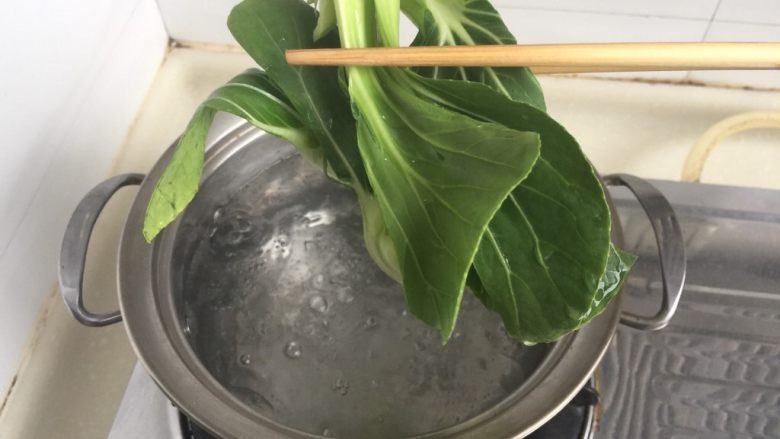 蚝油香菇青菜,坐锅烧水,(刚才的步骤都可以在烧水时准备)水开加入少许食用油一点盐,加入青菜,烫一分钟左右捞出