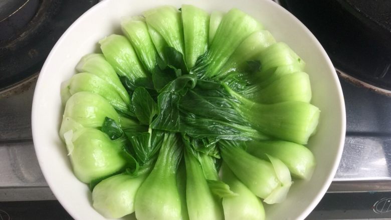 蚝油香菇青菜,烫好的青菜,摆盘备用