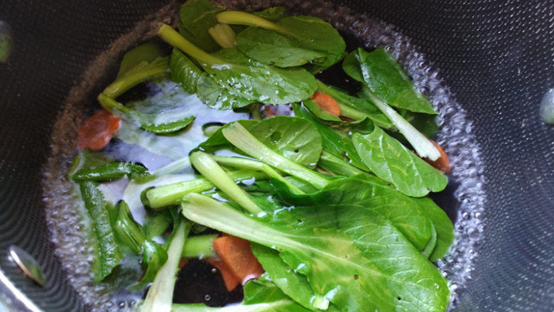 腊肠煲仔饭,另取一锅把胡萝卜、青菜快速焯水后捞出过凉。