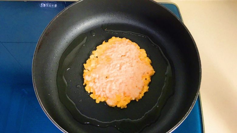 香煎红薯饼,舀入一大勺面糊,轻轻摊开,整成圆形