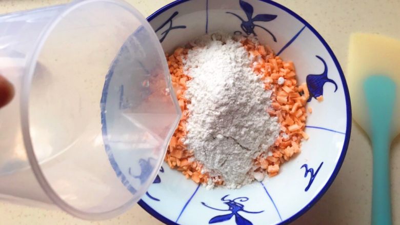 香煎红薯饼,慢慢倒入清水,边搅拌边观察状态