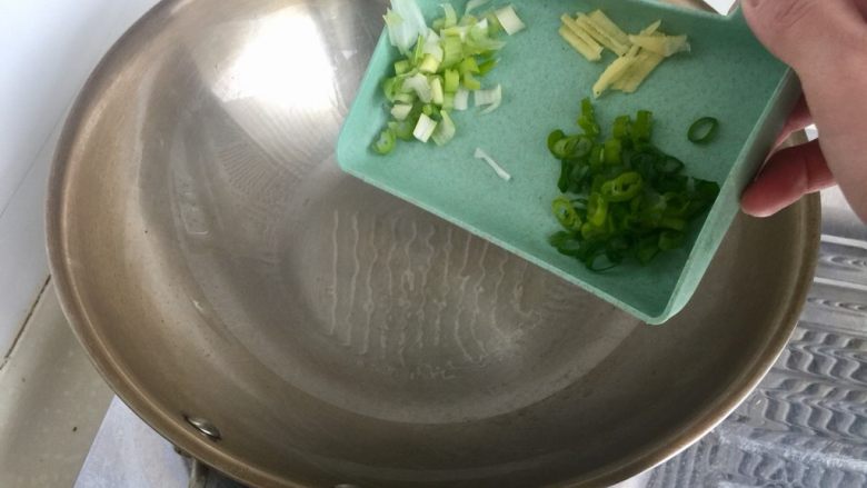 五色食蔬➕娃娃菜木耳粉丝藕丸汤,热锅冷油,加入葱白姜丝煸香