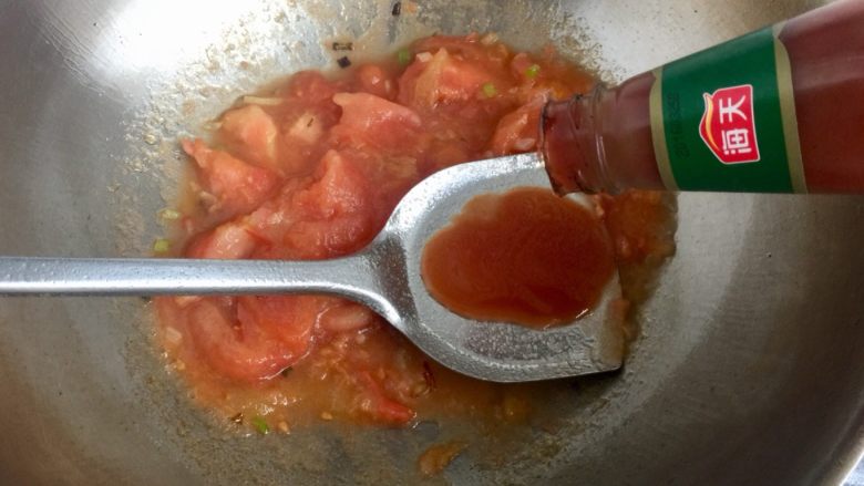 五色食蔬➕娃娃菜木耳粉丝藕丸汤,为使汤汁味道更浓郁,加入两勺<a style='color:red;display:inline-block;' href='/shicai/ 699'>番茄酱</a>,翻炒均匀