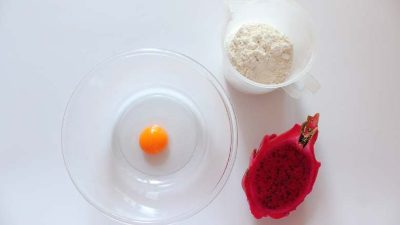 火龙果磨牙棒(适合9个月以上的宝宝),准备所有食材
