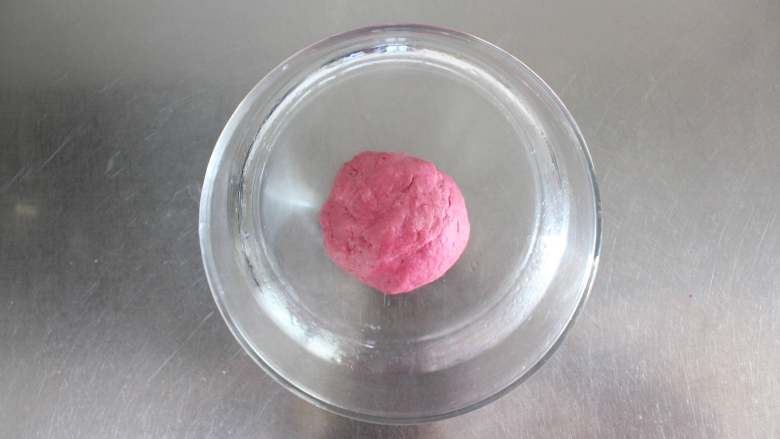 火龙果磨牙棒(适合9个月以上的宝宝),将面团醒15分钟