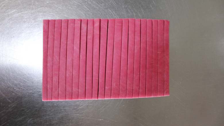 火龙果磨牙棒(适合9个月以上的宝宝),用刀切成均匀的长条