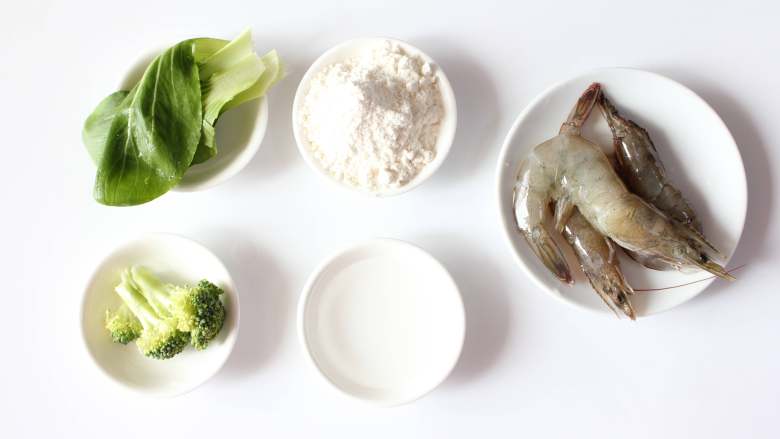 鲜虾蔬菜粒粒面(适合11个月龄以上的宝宝),准备所有食材