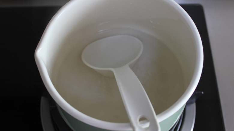 鲜虾蔬菜粒粒面(适合11个月龄以上的宝宝),锅里重新倒水煮沸