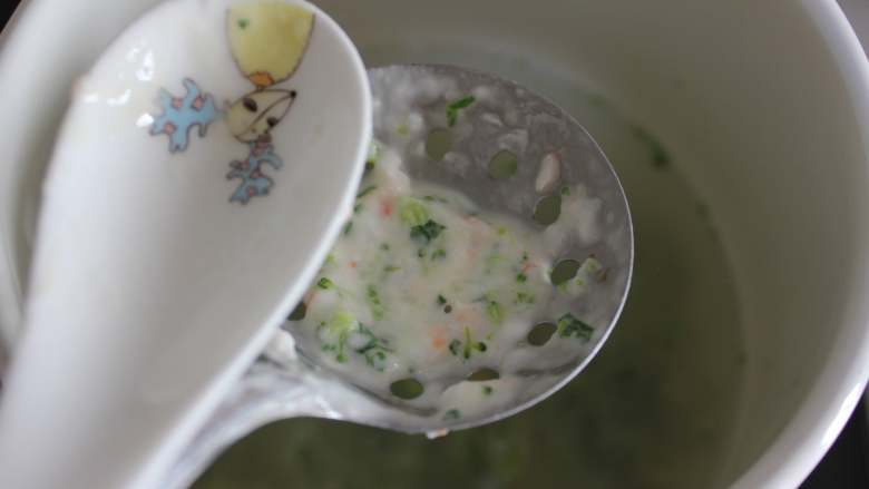 鲜虾蔬菜粒粒面(适合11个月龄以上的宝宝),将面糊倒到漏勺上,并用勺子转动挤压,使面糊自动滴落到锅里