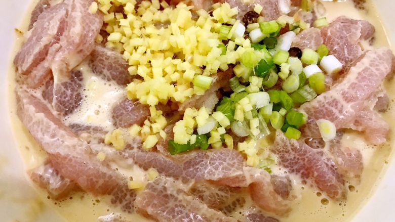 火锅店必点之现炸酥肉,加入葱末和姜末