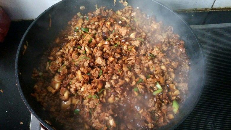自制香菇烧卖,肉末炒好了,关火。