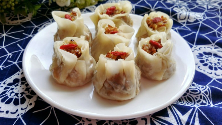 自制香菇烧卖,时间到,烧卖蒸好了,糯米饭混合着香菇和肉,又糯又鲜又香,美味极啦!