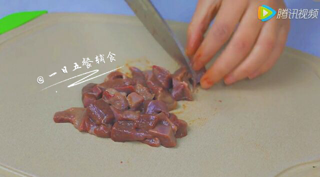 猪肝番茄泥,<a style='color:red;display:inline-block;' href='/shicai/ 419'>猪肝</a>流动的水洗净,切丁。
🌻小贴士:其实,肝脏的营养价值还不止于此。在动物体内,肝脏是营养素储备的大本营,它含有人体所需的全部13种维生素,其中维生素A、维生素D、维生素B2、维生素B12的含量特别高。肝脏的蛋白质超过瘦猪肉的含量,铁、锌、铜、锰等微量元素十分丰富,几乎是自然界当中营养素最全最丰富的食物了。