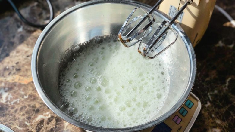 六寸两蛋奶油蛋糕戚风胚,蛋白打至起泡,如图