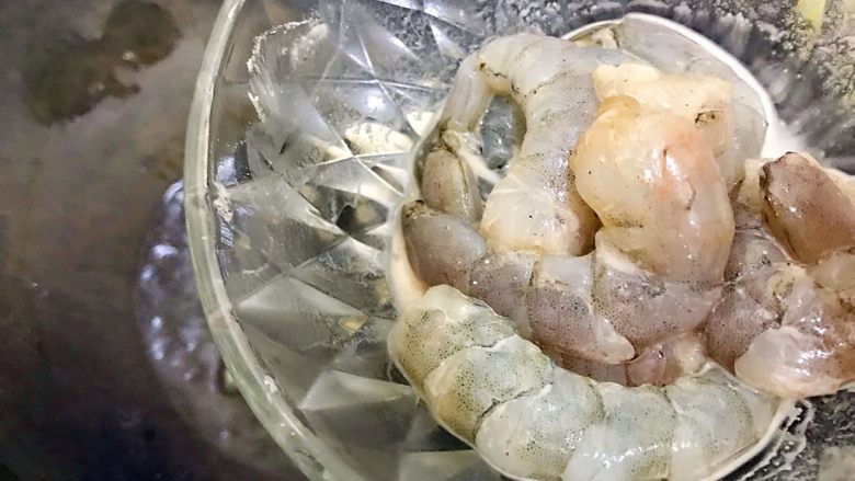 百变鸡蛋+创意菜_金灿灿的虾扯蛋,加入海虾,转中火