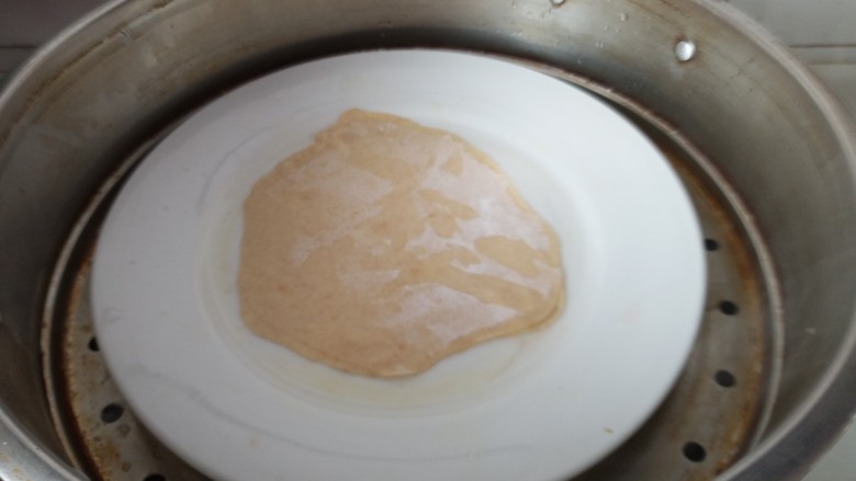 吃掉一朵花+春饼也会开出一朵花,蒸锅火开够把盘子放进去把饼也放进去一张,盖上盖子。
