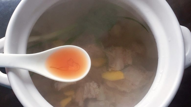 排骨萝卜汤,加入适量<a style='color:red;display:inline-block;' href='/shicai/ 718'>料酒</a>,然后盖上盖子大火烧开,转中小火慢炖至排骨熟烂