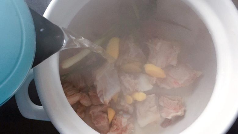 排骨萝卜汤,倒入足量的开水,开水一定要没过排骨。