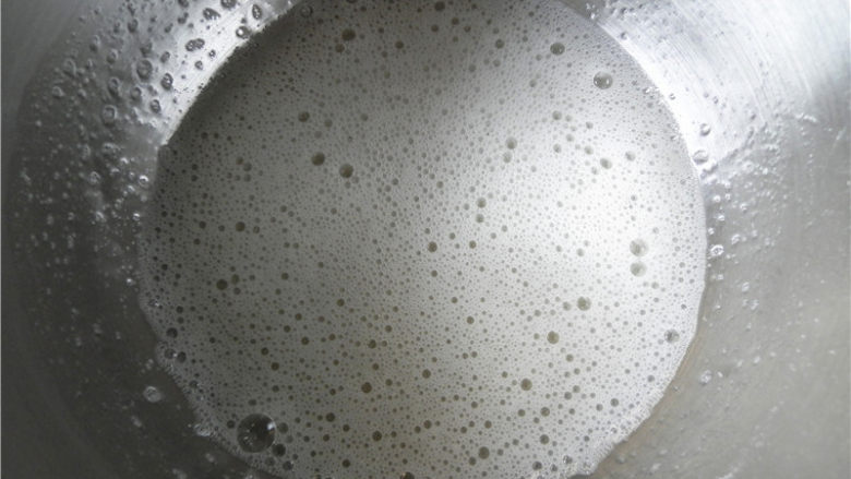 蓝莓费南雪,搅拌到糖粉融化,用手抽打至粗泡阶段。