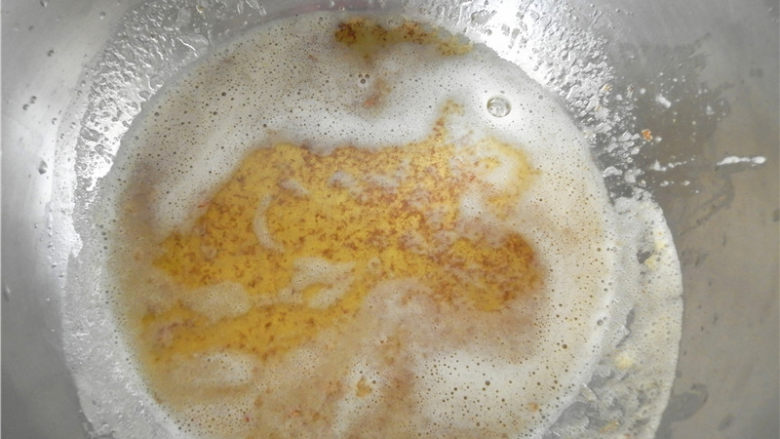 蓝莓费南雪,黄油中小火加热,慢慢煮成焦黄色后关火(用电磁炉开第2档500W)。