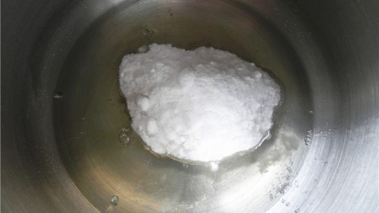 蓝莓费南雪,打蛋盆中放入蛋清,加糖粉和<a style='color:red;display:inline-block;' href='/shicai/ 865'>蜂蜜</a>。