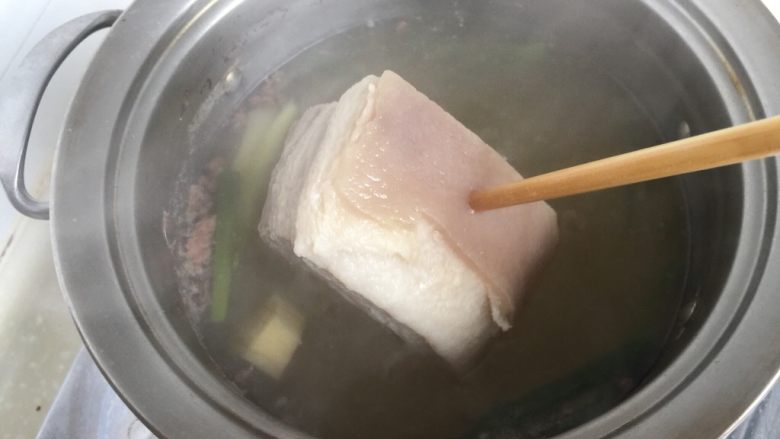 青笋回锅肉,用筷子戳进没有血水渗出,就可以捞出