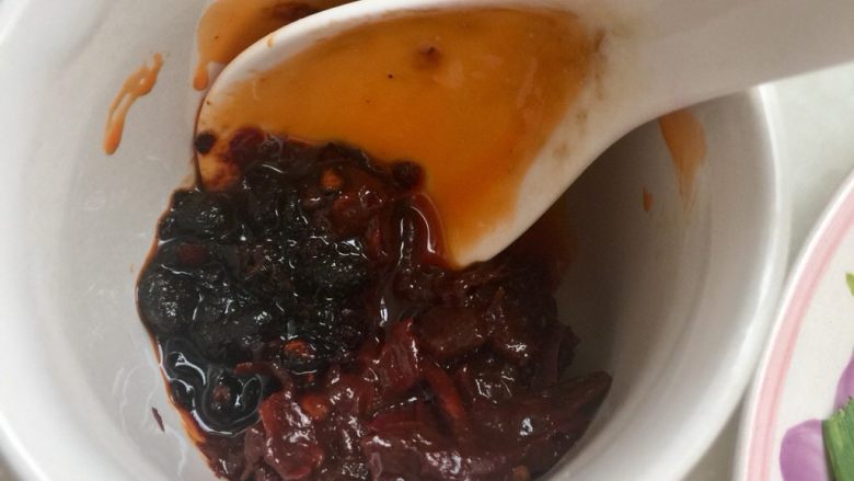 青笋回锅肉,因为我家干豆豉用完了,所以郫县豆瓣酱中我加入了一些<a style='color:red;display:inline-block;' href='/shicai/ 10084'>老干妈</a>油豆豉