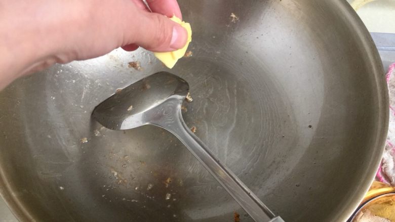 青笋回锅肉,留一点底油,煸姜片