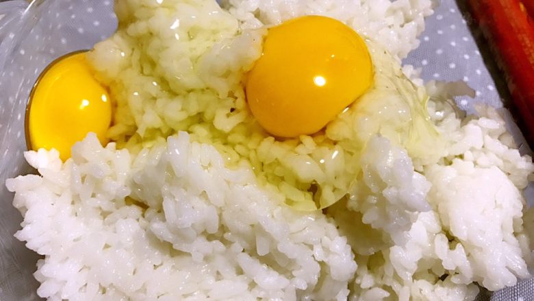 炒饭秀~鸡蛋米老头,鸡蛋打入米饭中