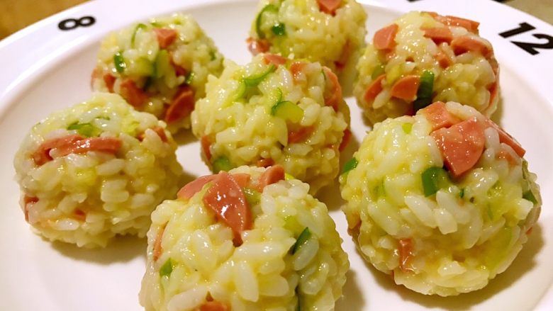 炒饭秀~鸡蛋米老头,手蘸水,把拌好的米饭揉成一个个饭团备用