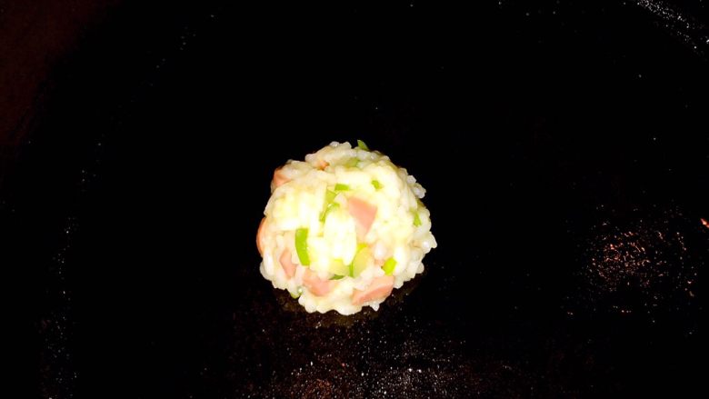 炒饭秀~鸡蛋米老头,平底锅预热,倒油,把饭团放进去