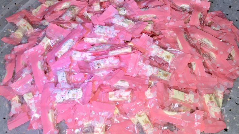 熬糖版牛轧糖,最后裹上糯米纸,放入糖袋!就好啦!