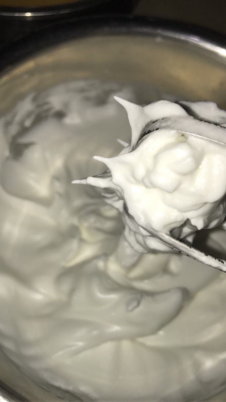 熬糖版牛轧糖,等糖熬到将近120度的时候,就可以打发蛋清了。蛋清要打发到有小尖角,硬性状态。蛋清量是不可以随意增减的哦,<a style='color:red;display:inline-block;' href='/shicai/ 1117'>蛋白</a>过多会降低糖的比重,水分增加,最后做出来的成品会软。
