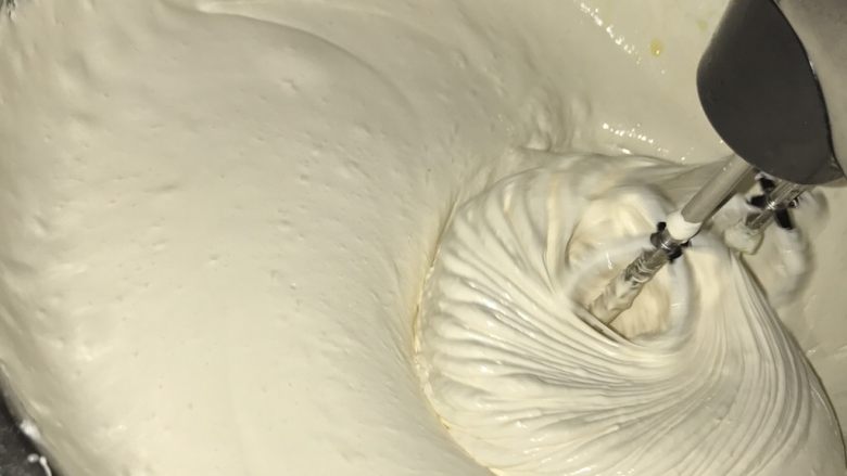 熬糖版牛轧糖,熬糖到140度哦。如果觉得140度做出来的成品太硬,可以降低一两度,太软就提高温度哦。天气冷的时候,蛋白盆可以放在一盆热水上面。然后糖熬好之后就可以倒入蛋白霜里面了,一定要慢慢倒,让里面的水气挥发出来,一边倒的时候一定要用电动打蛋器搅拌!打蛋器中途最好不要停。然后慢慢搅打,搅打到感觉有阻力之后才可以停然后分三次加入<a style='color:red;display:inline-block;' href='/shicai/ 887'>黄油</a>,搅匀,一定要把<a style='color:red;display:inline-block;' href='/shicai/ 887'>黄油</a>搅匀在里面。然后就可以加入奶粉,搅拌均匀。再加入花生。用手翻版,多揉一下,增加糖的韧劲。