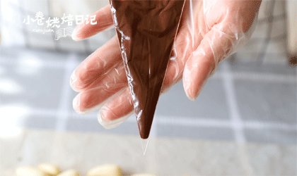 孩子最爱吃的超人气小零食:蘑菇饼干,把巧克力装进裱花袋,放在50摄氏度的热水里隔水融化