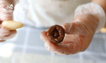 孩子最爱吃的超人气小零食:蘑菇饼干,最后进行组装,取一个蘑菇伞,在小洞里挤入大约一半高度的巧克力,安上小杆,等巧克力凝固,就可以牢牢固定住了,这样一个小蘑菇就做好了。