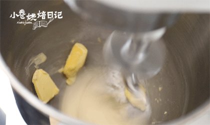 简单的小幸福,早餐来一份松软的鲜奶吐司吧,面团揉至光滑表面以后,加入黄油继续揉至完全阶段。(能拉开大片有韧性的薄膜,破洞处为光滑的圆形,非锯齿状。)