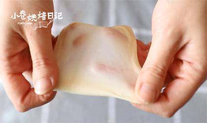 简单的小幸福,早餐来一份松软的鲜奶吐司吧,面团揉至光滑表面以后,加入黄油继续揉至完全阶段。(能拉开大片有韧性的薄膜,破洞处为光滑的圆形,非锯齿状。)