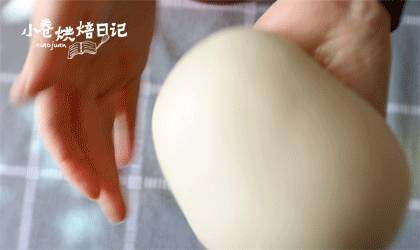 简单的小幸福,早餐来一份松软的鲜奶吐司吧,将面团放30℃-32℃的环境中进行一次发酵,发至2-2.5倍大。(用手指沾高粉戳进来,洞不会回缩即可)