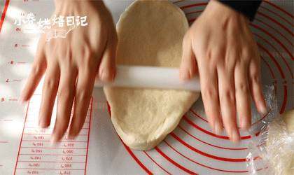 简单的小幸福,早餐来一份松软的鲜奶吐司吧,滚圆后醒发约15min。然后用擀面杖将面团擀成牛舌状,将收口处弄成水母状,便于捏合封口。然后卷成圆柱形,卷好的面团最后收口一定要捏紧,排入吐司盒。