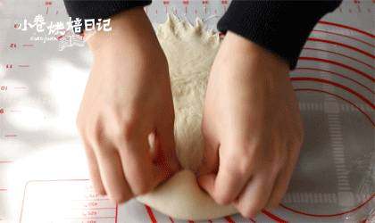 简单的小幸福,早餐来一份松软的鲜奶吐司吧,滚圆后醒发约15min。然后用擀面杖将面团擀成牛舌状,将收口处弄成水母状,便于捏合封口。然后卷成圆柱形,卷好的面团最后收口一定要捏紧,排入吐司盒。