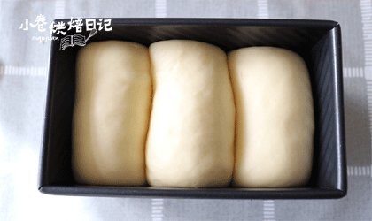 简单的小幸福,早餐来一份松软的鲜奶吐司吧,将吐司盒放入38℃环境中进行二发,发至吐司盒8分满。