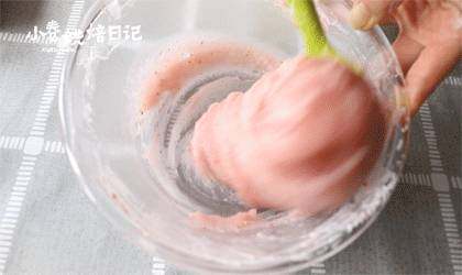 有一件温暖的小事,叫做满足你的少女心,加热结束取出再次翻拌一遍,然后在长方形模具中垫好油纸,筛上<a style='color:red;display:inline-block;' href='/shicai/ 512'>玉米淀粉</a>(也可以用保鲜盒,但是一定要筛上<a style='color:red;display:inline-block;' href='/shicai/ 512'>玉米淀粉</a>防粘),把整个麻糬面团用刮刀转移到模具中,用勺子铺平面团,在面团表面也均匀筛上<a style='color:red;display:inline-block;' href='/shicai/ 512'>玉米淀粉</a>,送入冰箱冷冻半小时后取出切块,并用毛刷刷掉多余的<a style='color:red;display:inline-block;' href='/shicai/ 512'>玉米淀粉</a>即可。