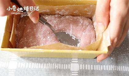 有一件温暖的小事,叫做满足你的少女心,加热结束取出再次翻拌一遍,然后在长方形模具中垫好油纸,筛上玉米淀粉(也可以用保鲜盒,但是一定要筛上玉米淀粉防粘),把整个麻糬面团用刮刀转移到模具中,用勺子铺平面团,在面团表面也均匀筛上玉米淀粉,送入冰箱冷冻半小时后取出切块,并用毛刷刷掉多余的玉米淀粉即可。