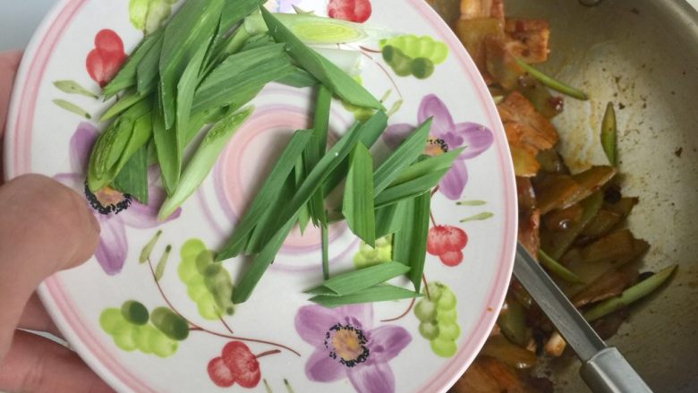 青笋回锅肉,尝下咸淡,基本不用再加盐了,口重的亲可根据自己口味添加少许食盐。加入蒜叶翻炒均匀出锅