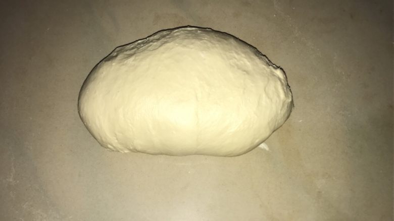 简单方便家庭自制小油条,揉好之后的面团放在刷了油的盆子里,放冰箱冷藏8小时以上,松弛面筋。可以晚上做好,第二天早上炸,很方便的。第二天轻轻拿出面团,不要揉。