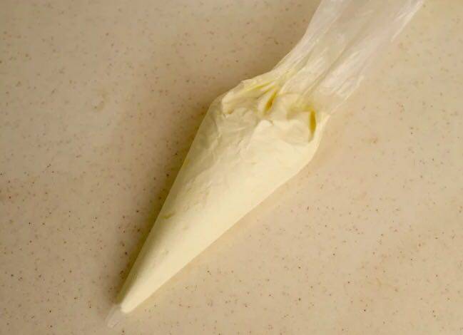 红透半边天的网红豆乳盒子, 自己也可以做出来, 味道不输甜品店,在<a style='color:red;display:inline-block;' href='/shicai/ 8197'>淡奶油</a>中倒入8克细砂糖,用打蛋器打发至8成~一样装入裱花袋中备用~在裱花袋前端剪一个小口子~