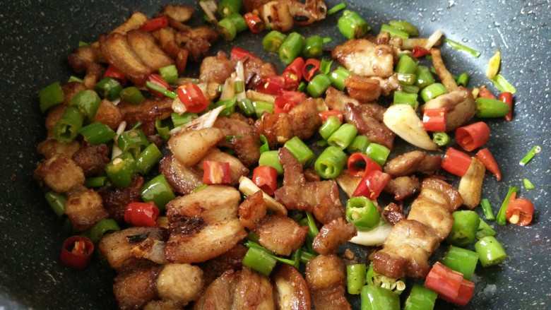 香辣小炒肉,最后炒匀炒熟,关火即可。